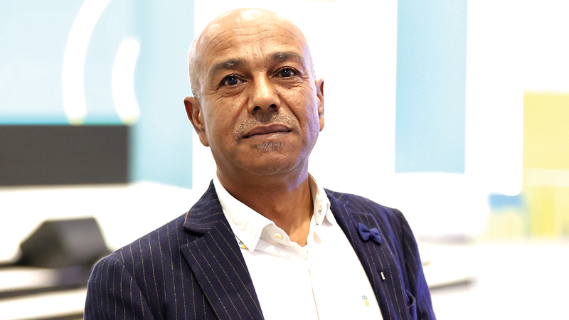 علي العامري في الإهداء: «إلى جدي وأبي وأمي الذين علموني حكمة الأشجار».