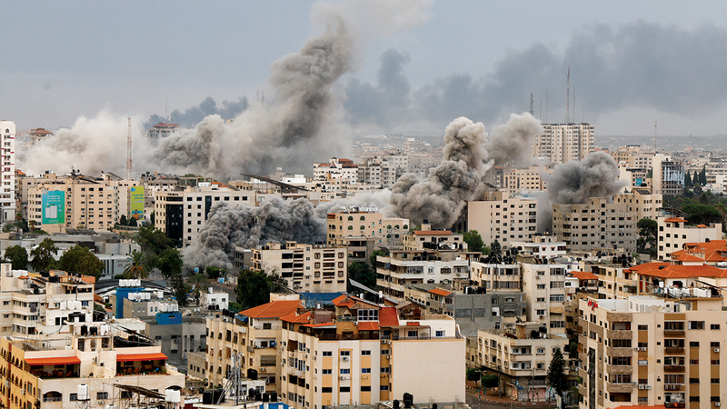 دخان يتصاعد من بعض مباني غزة عقب غارات إسرائيلية. رويترز