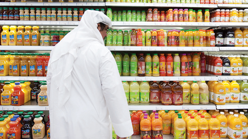 مستهلكون طالبوا بتكثيف الرقابة والتحقق من فروق الأسعار على السلعة نفسها بين منافذ بيع. أرشيفية