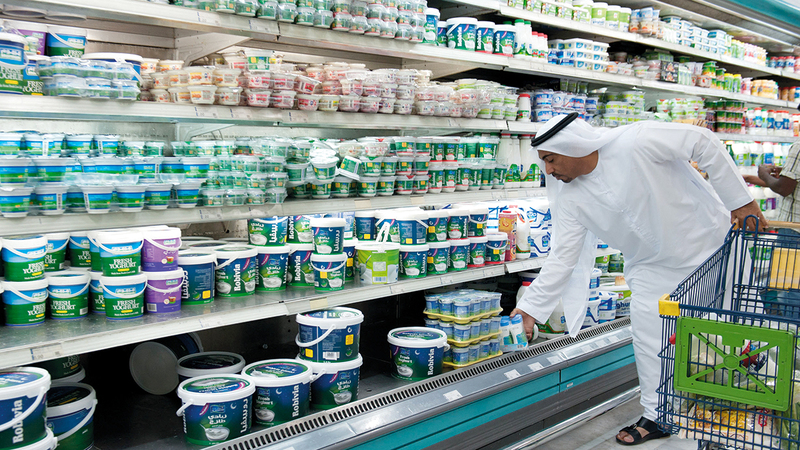 مستهلكون أكدوا أن الفروق السعرية للمنتج نفسه بين منافذ البيع غير مبررة. تصوير: أحمد عرديتي