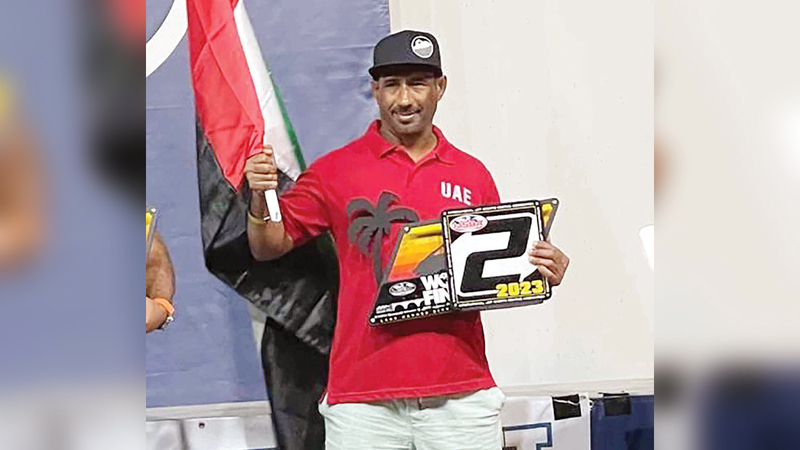 محمد محسن متوجاً بالمركز الثاني في مونديال الدراجات المائية. من المصدر