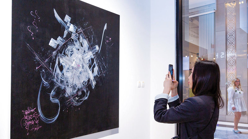 يقدم  المعرض تجارب  11 فناناً  سعوا إلى إبراز قدرة فن الخط على التحول لأنماط الكتابة. من المصدر