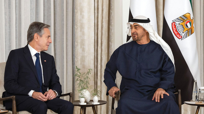 محمد بن زايد خلال مباحثاته مع وزير الخارجية الأميركي في قصر الشاطئ. وام