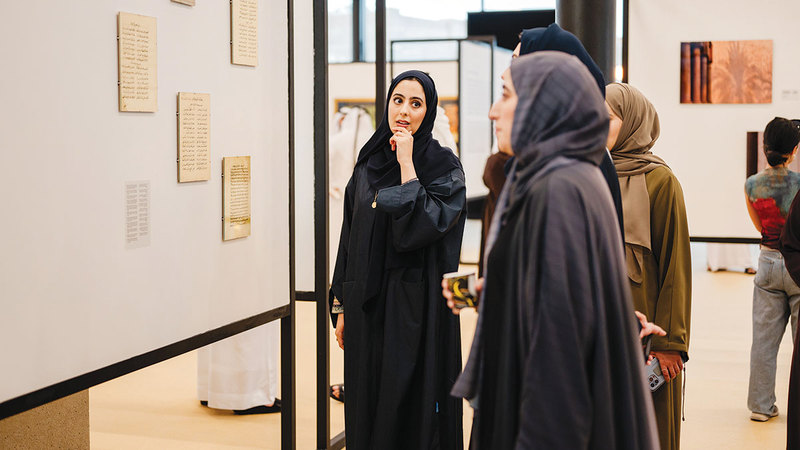 وثائق ولوحات وأعمال متنوعة يتضمنها المعرض. من المصدر