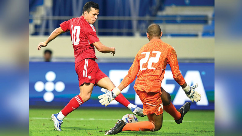 نجم المنتخب ليما يحاول التهديف في المباراة الودية أمام الكويت. من المصدر