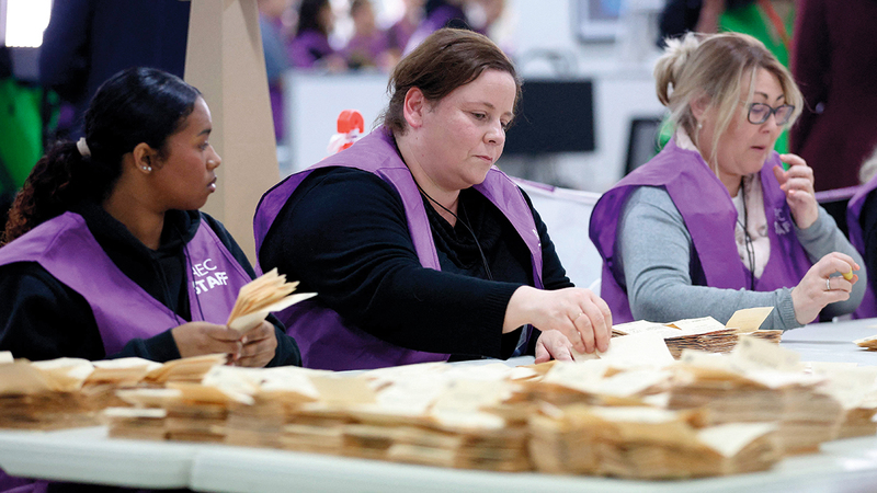 أستراليون يقاومون الاستفتاء الوطني لإعادة كتابة الدستور لمخاطبة حاجات السكان الأصليين.   أ.ف.ب