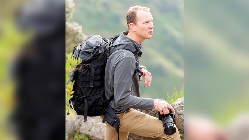 شيم كومبيون مغامر ومصور متخصص في الطبيعة وصناعة المخابئ. من المصدر