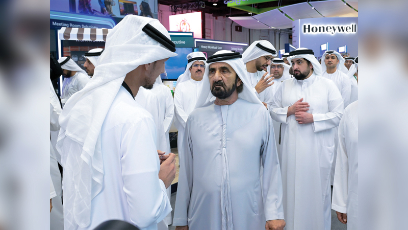 محمد بن راشد خلال جولة في المعرض. وام