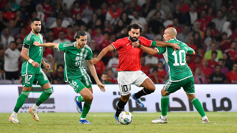 محمد صلاح تعرض لرقابة شديدة من قبل لاعبي المنتخب الجزائري. تصوير: إريك أرازاس