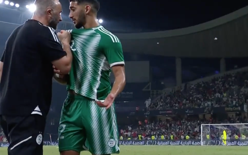 الصورة: لقطة مثيرة وتصرف غريب من مدرب الجزائر في مباراة مصر (فيديو)