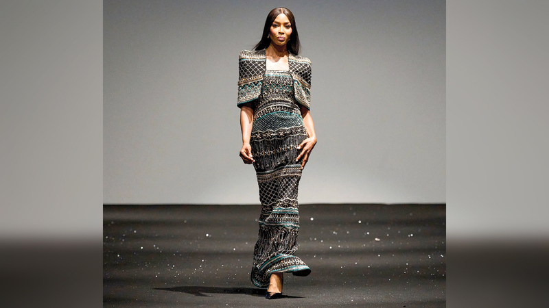 نعومي على منصة أسبوع دبي للموضة بفستان «ريزمان روزيني». من المصدر