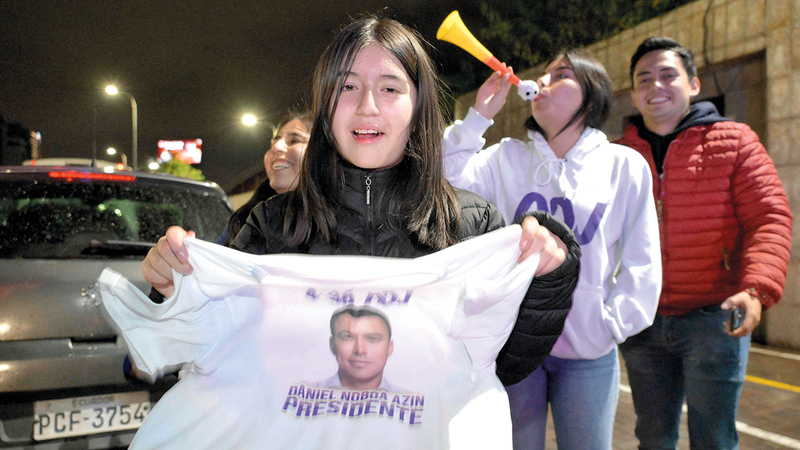 مظاهر الفرح في الإكوادور بفوز نوبوا.  أ.ف.ب