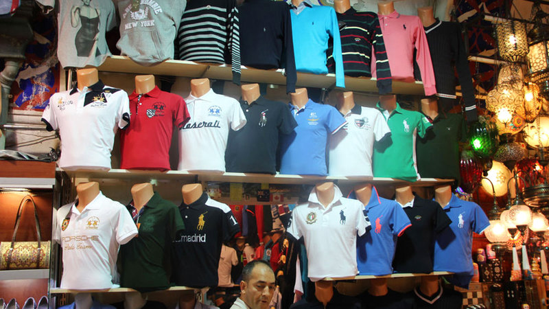 كشف التزييف في البضائع يحتاج الى ساعات طويلة من التدريب.  أرشيفية