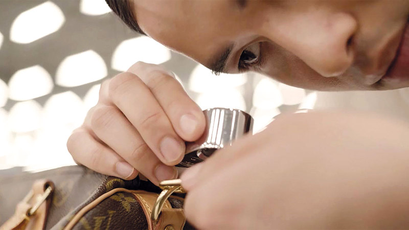 الذكاء الاصطناعي يحلل «مجهرياً» مواد المنتج لمعرفة كيفية صبغ الألياف ومزجها. من المصدر