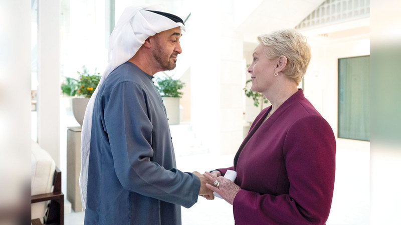 محمد بن زايد وماكين بحثا جوانب التعاون في مواجهة تحديات الأمن الغذائي.  وام