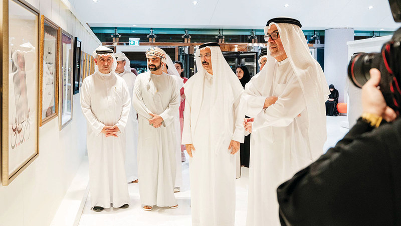 المعرض يشتمل على لوحات فنية استلهمت من قصائد المتنبي وابن زيدون وتعكس جماليات وتفرد الخط العربي. من المصدر