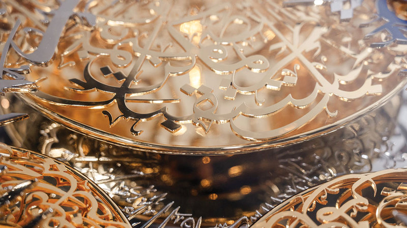 منحوتة «متحف المستقبل» تتلألأ بكلمات لمحمد بن راشد. من المصدر