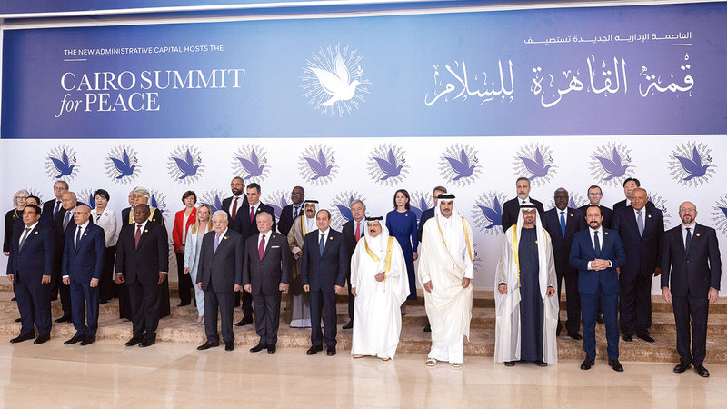 محمد بن زايد مع قادة عدد من الدول العربية والأجنبية ورؤساء حكوماتها وغوتيريش خلال مشاركتهم في «قمة القاهرة للسلام». وام