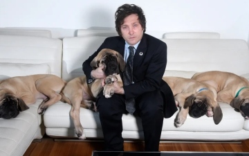 الصورة: مرشح الرئاسة الأرجنتيني خافيير ميلي يستلهم المشورة من كلابه الـ5 المستنسخة