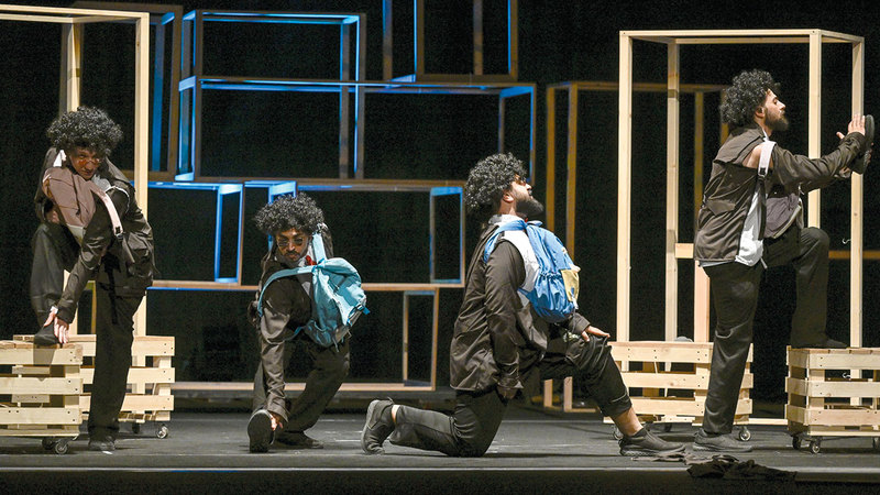 أداء الممثلين على المسرح اتسم بالحركة السريعة فكان عليهم التنقل في الأداء بين أدوار متنوّعة. تصوير: أشوك فيرما