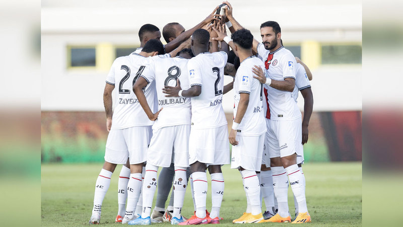 علي مبخوت مع زملائه في لقاء سابق للجزيرة. من المصدر