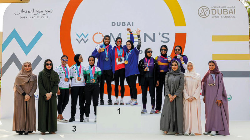 خلال تكريم الفائزات في «ترايثلون دبي للسيدات». من المصدر
