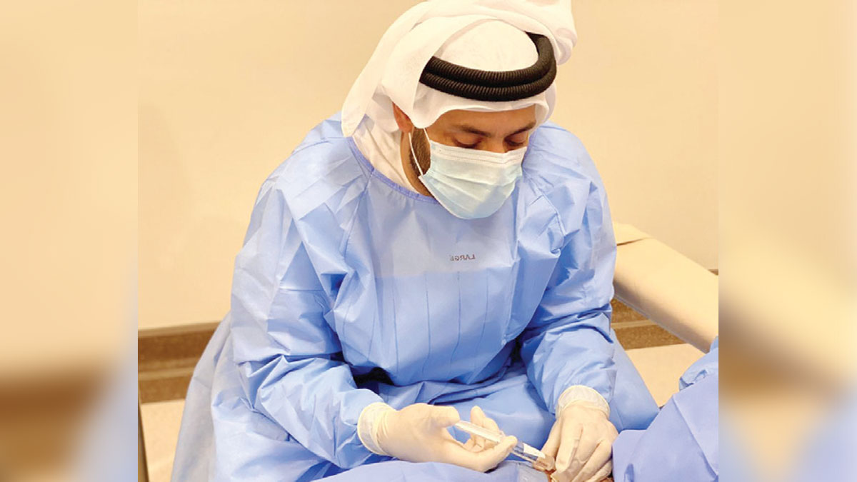 البروفيسور حميد الشامسي أشرف على علاج المريضة. من المصدر