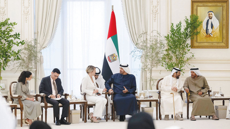 رئيس الدولة خلال استقباله وزيرة خارجية كندا. وام