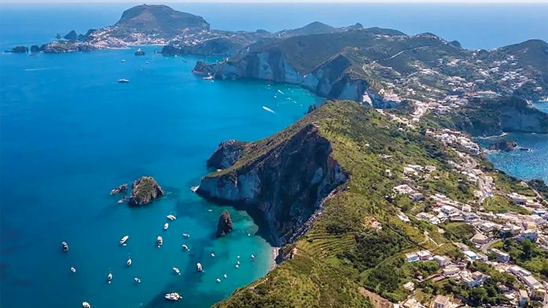 جزيرة بونزا مدينة الكهوف الإيطالية. من المصدر