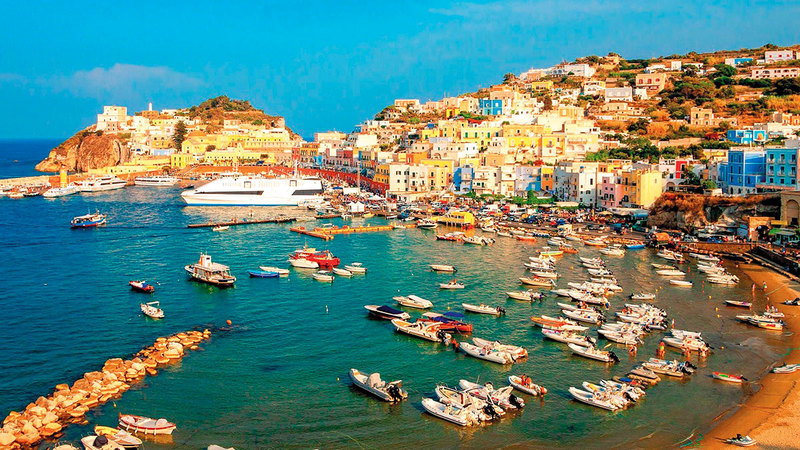 السكان المحليون في جزيرة بونزا الإيطالية يعيشون في كهوف مريحة منذ فجر التاريخ. من المصدر