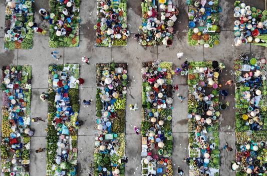 لقطات جوية من سوق فيثانة في مقاطعة هاو جيانج تظهر أشكال جمالية للخضروات - الصور عن AFP