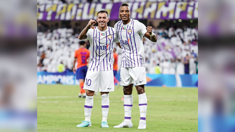 لابا وكاكو يحتفلان بفوز العين الكبير على الفيحاء السعودي. من المصدر