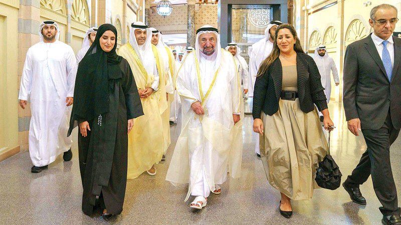 حاكم الشارقة خلال جولته في أقسام المعرض الذي يضم 84 قطعة تاريخية نادرة. وام