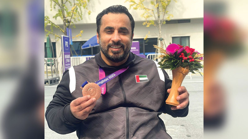 سيف النعيمي يحتفل ببرونزية رماية البندقية. من المصدر