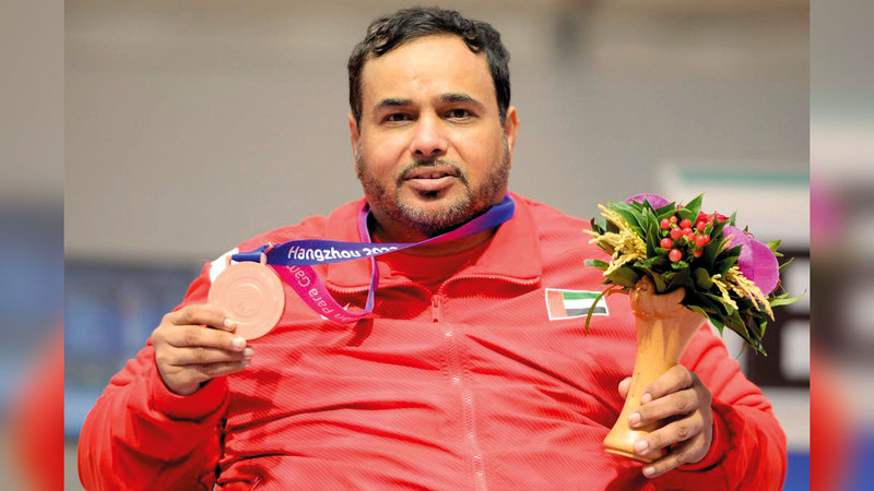 عبد الله العرياني يستعرض الميدالية البرونزية في &laquo;البندقية&raquo;. من المصدر