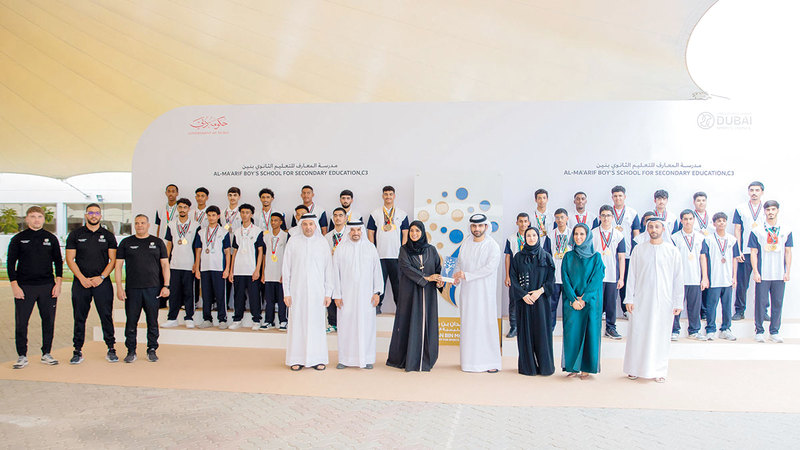 منصور بن محمد يكرم مدرسة المعارف للبنين على إنجازها. من المصدر