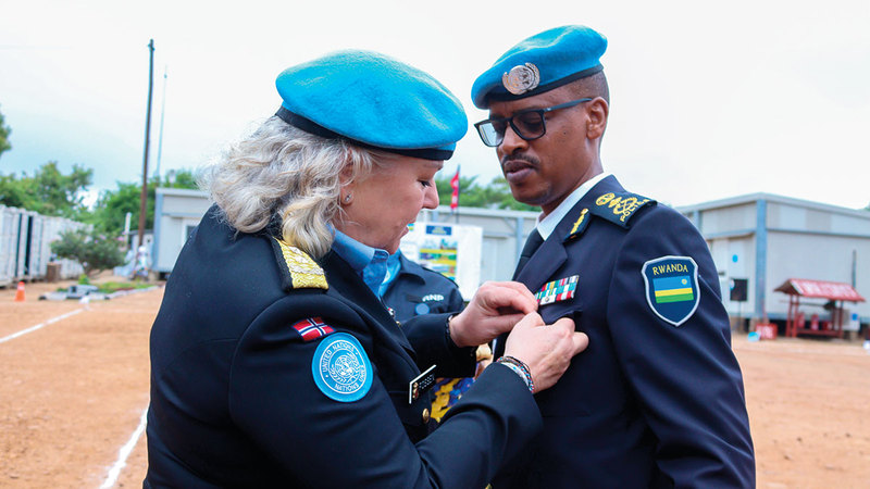 قائدة أممية تكرّم مسؤول في بعثة رواند في جنوب السودان. أرشيفية