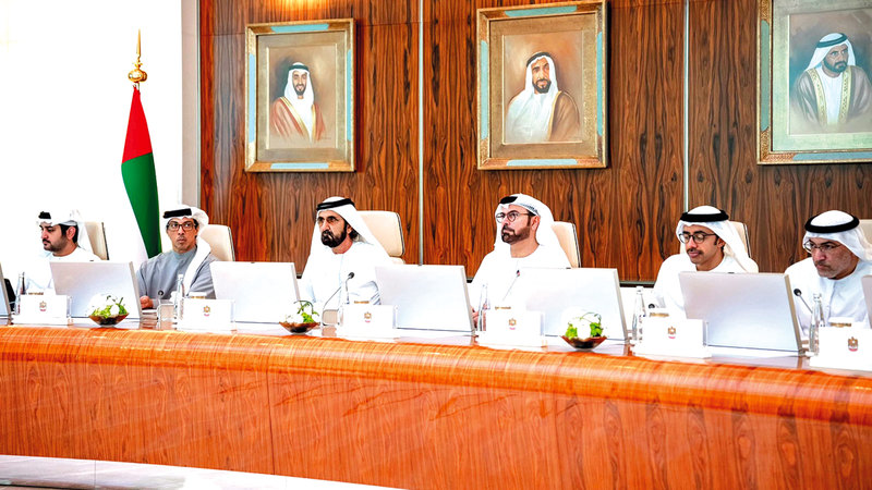 محمد بن راشد خلال ترؤسه اجتماع مجلس الوزراء الذي عقد في قصر الوطن بأبوظبي. من المصدر