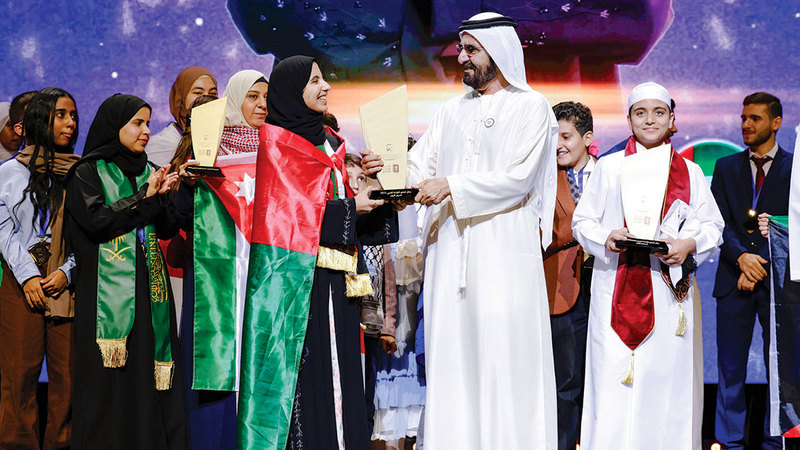 محمد بن راشد خلال تكريمه لأبطال «تحدي القراءة العربي». وام