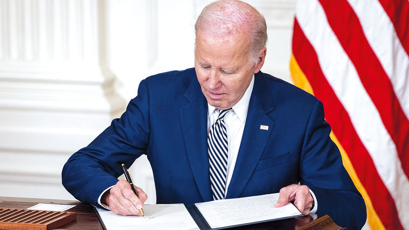 بايدن يوقع أمراً تنفيذياً يتعلق بأمن استخدامات الذكاء الاصطناعي. أ.ب