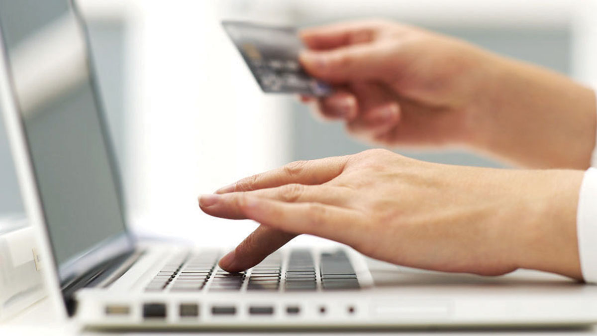 المستهلكون أكدوا زيادة الاعتماد على التسوّق عبر الإنترنت. أرشيفية