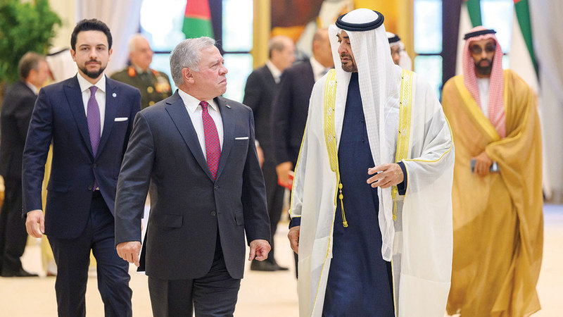 محمد بن زايد خلال استقباله عبدالله الثاني في قصر الوطن بأبوظبي.   وام