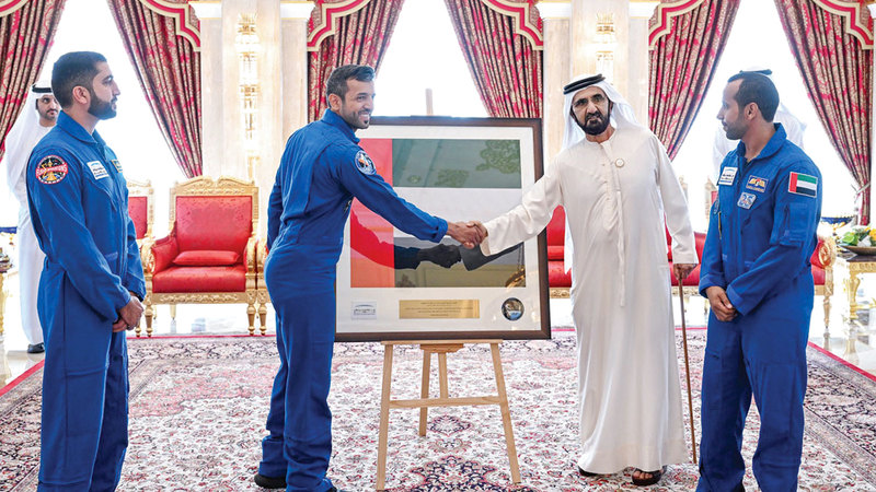 محمد بن راشد تلقّى من سلطان النيادي علم الدولة الذي رافقه خلال مهمته على متن محطة الفضاء الدولية.  وام