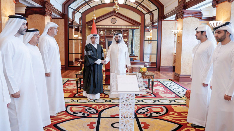 محمد بن راشد بحضور مكتوم بن محمد ومنصور بن محمد خلال أداء أعضاء جُدد في السلطة القضائية اليمين القانونية. وام