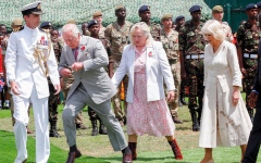 الصورة: الملك تشارلز تعثر بالعشب الاصطناعي وكاد يسقط خلال زيارته إلى كينيا