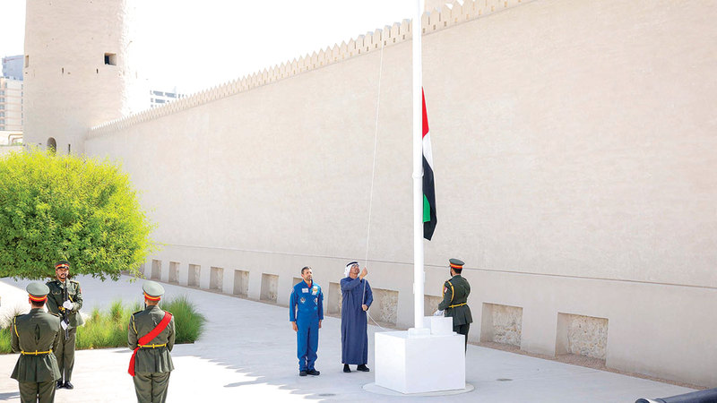 محمد بن زايد خلال مراسم رفع عَلم الإمارات في قصر الحصن. وام