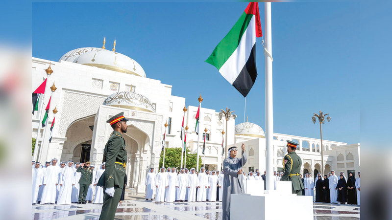 منصور بن زايد رفع عَلم الدولة على سارية قصر الوطن. وام