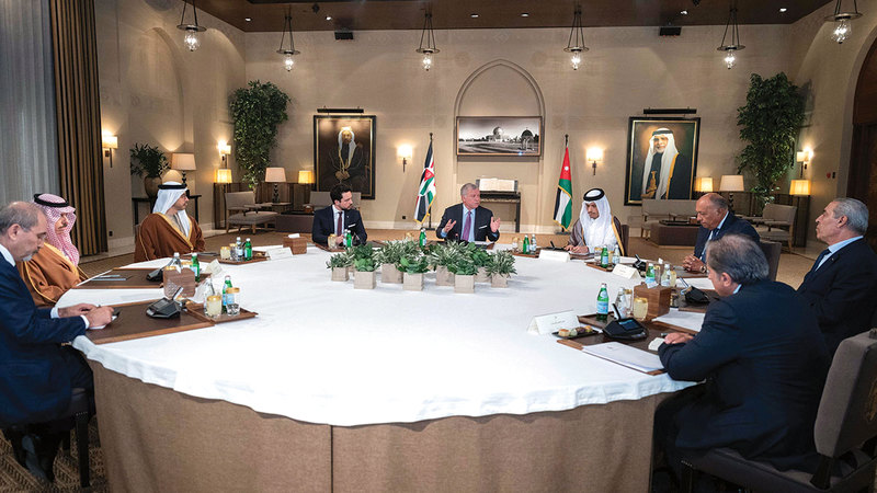 ملك الأردن خلال استقباله عبدالله بن زايد ووزراء الخارجية المشاركين في الاجتماع التنسيقي العربي. وام