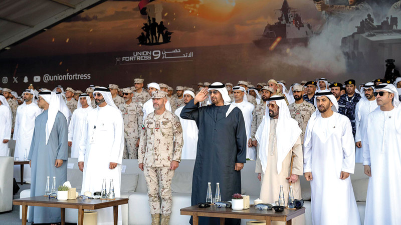 محمد بن زايد خلال حضوره فعاليات «حصن الاتحاد 9» الذي تنظمه وزارة الدفاع في جزيرة ياس بأبوظبي.   وام