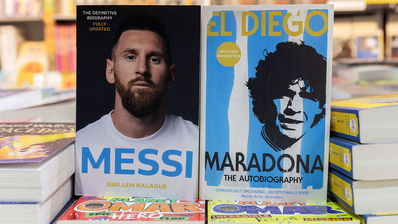 أغلفة كتب عن نجوم الكرة في المعرض. من المصدر